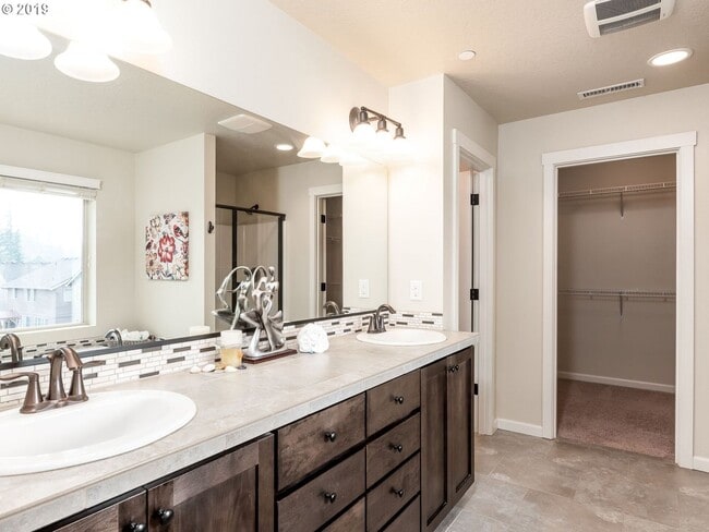 Building Photo - 4 Bedroom Home on Quiet Street w/Office on Main Level!