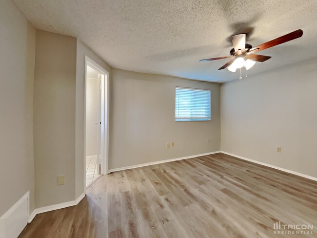 Building Photo - 6521 Bonnie Bay Cir N