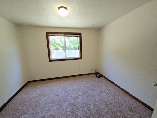 Building Photo - Pet-friendly cottage on a private road, cl...