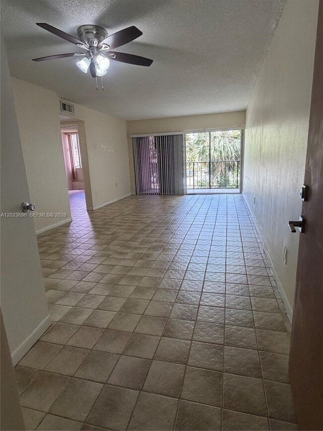 Building Photo - 9150 Fontainebleau Blvd