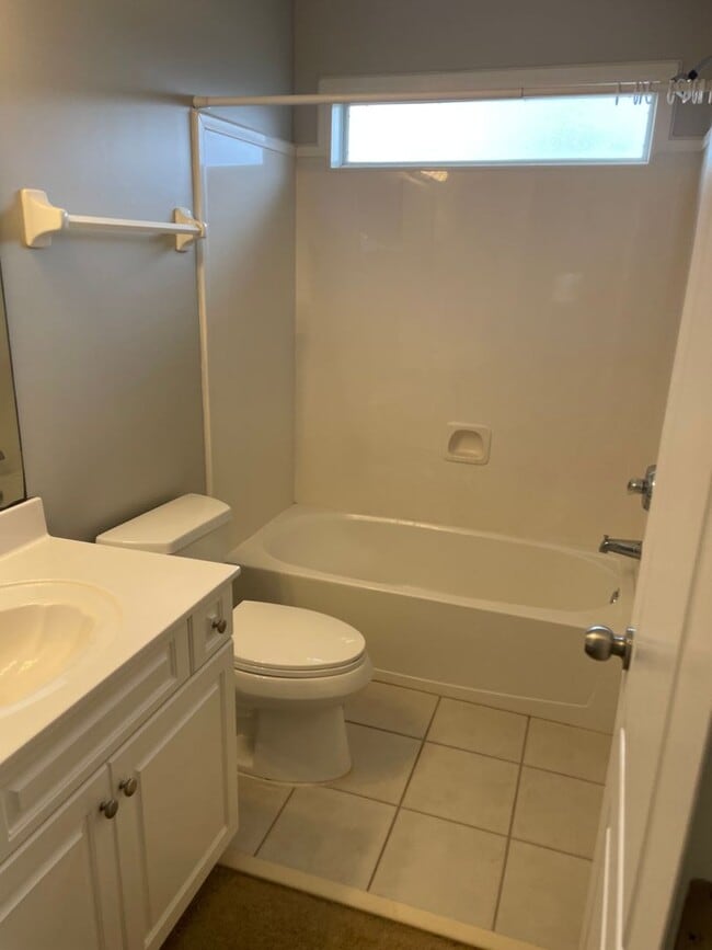 Building Photo - 4BR w/ Fenced Backyard + Garage in Lakeland