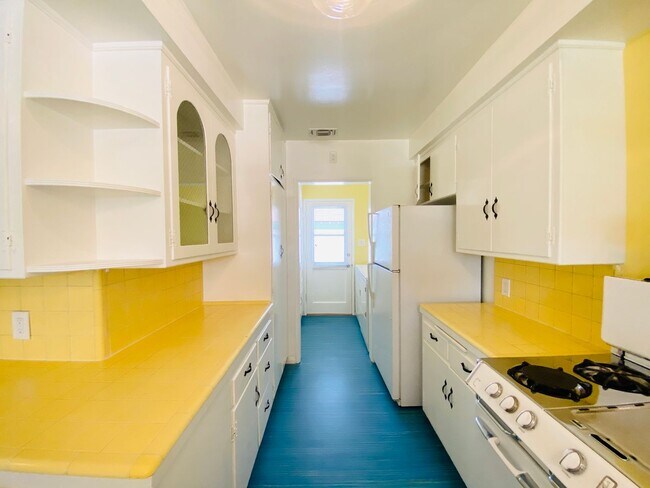 Building Photo - Delightful 3 bedroom 2½ Bathroom Single Family Home In North Hollywood Landscaped Yard