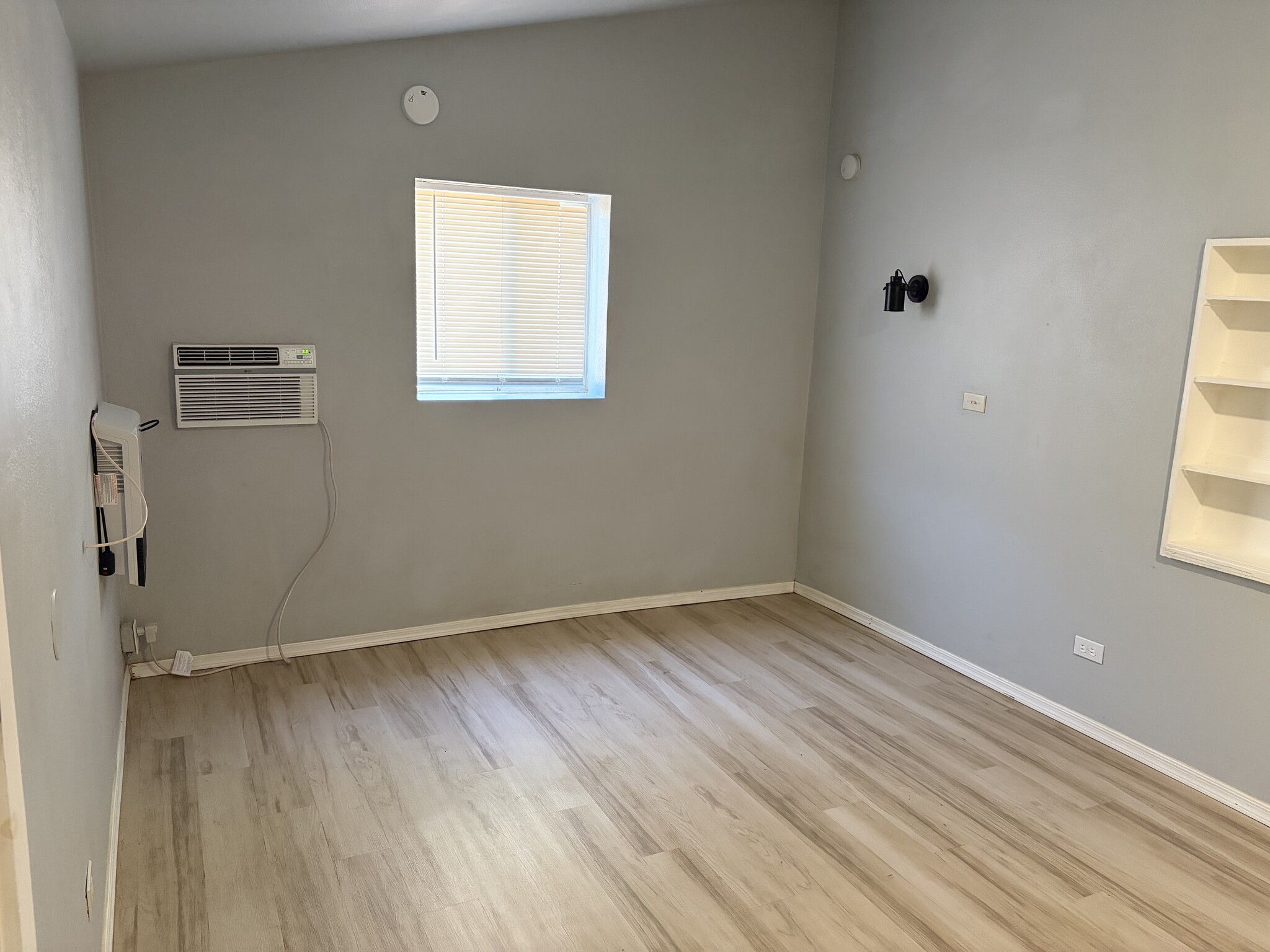 Building Photo - 2020 N Vine Ave