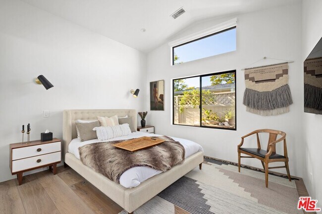 Building Photo - 2652 Byron Pl