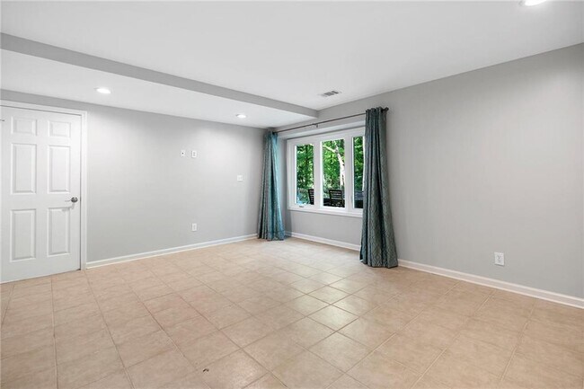 Building Photo - 486 Lakeshore Dr NE