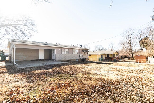 Building Photo - Amazing 3 Bedroom 1.5 Bathroom Home