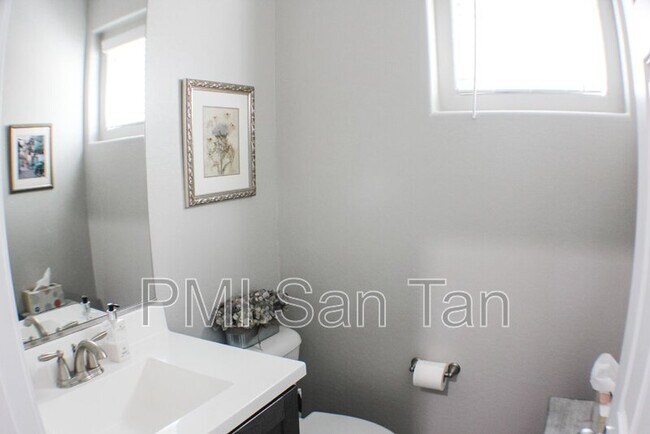 Building Photo - 4754 E Olive Ave