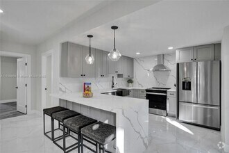 Building Photo - 3 bedroom in Miami FL 33150