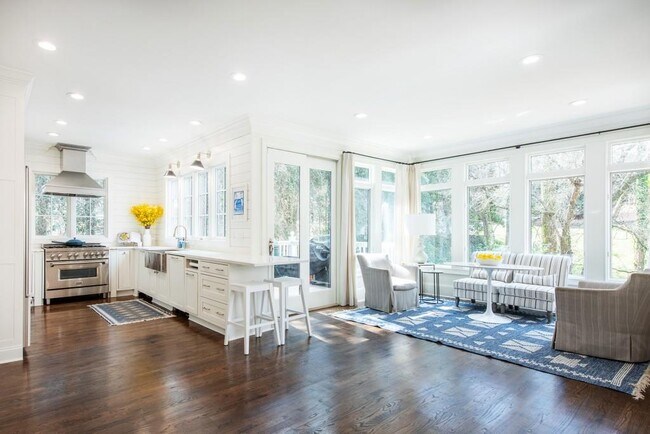 Building Photo - 3211 Circle Oaks Dr SE