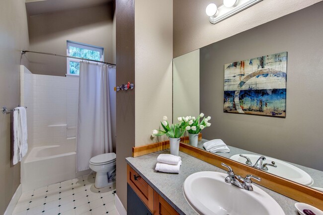 Building Photo - Beautiful Bainbridge Home