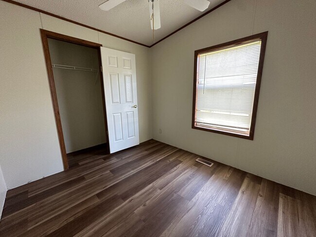 Building Photo - Welcome Home to Country Living!