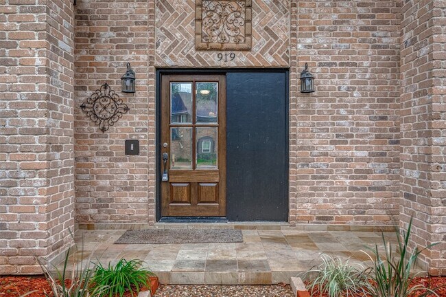 Building Photo - 919 Mockingbird Way