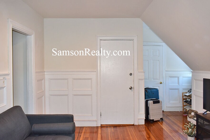 Building Photo - 351 Thayer St