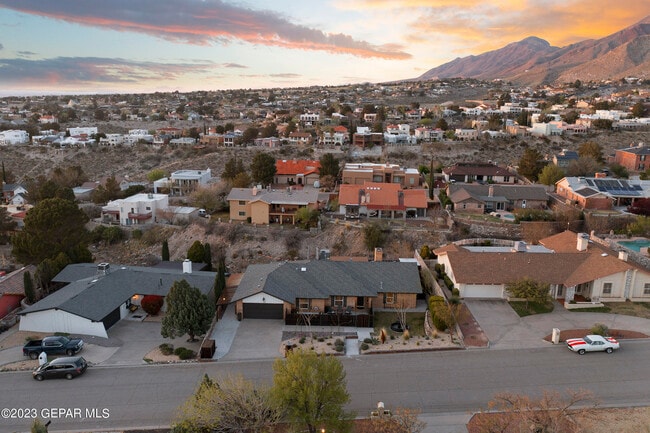 Building Photo - 413 Hollydale Dr