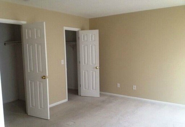 Building Photo - COMING SOON 3 BEDS/2 BATHS!