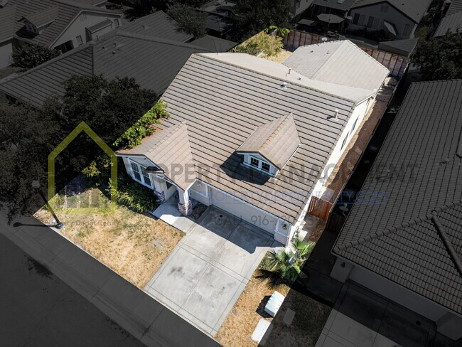 Building Photo - Spacious 3-Bed, 2-Bath Retreat on Charm Way