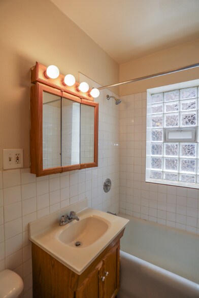 Building Photo - 2035 W Wellington Ave