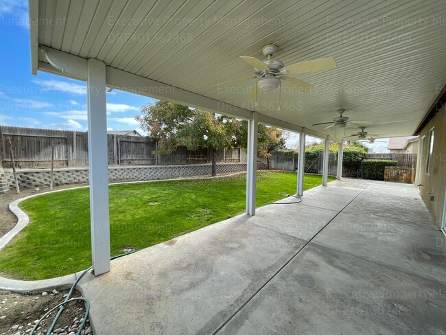 Building Photo - 4 bedrooms/ 2 bathrooms, with a patio.