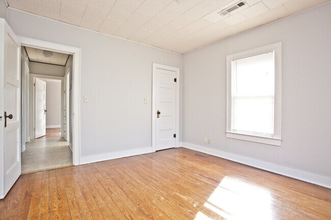 Building Photo - ***403 SW E Street***