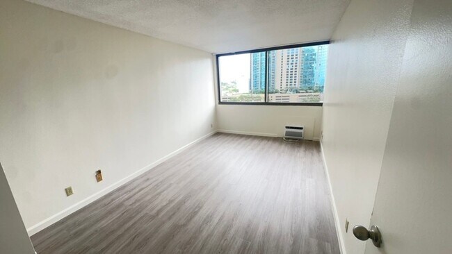 Building Photo - Newly Renovated!! 2 Bed, 1 bath, 1 parking...