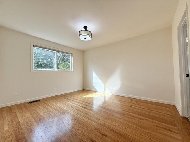 Building Photo - 705 Santa Rita St