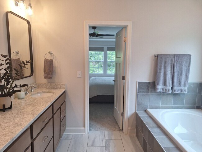 Building Photo - Beautify Brick 3 yr old Build in West Knoxville. No pets.