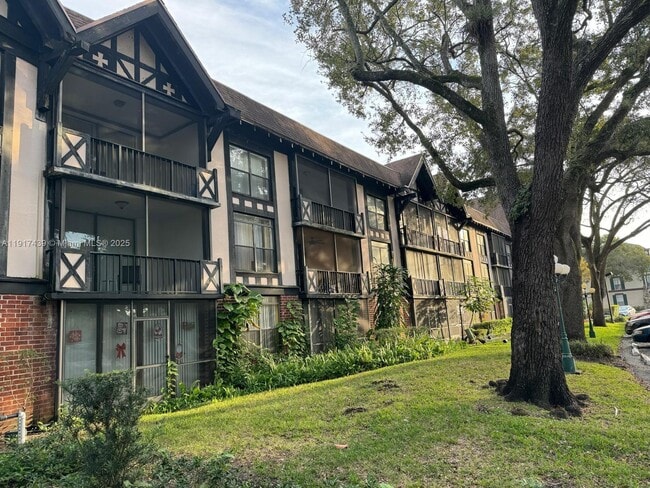 Building Photo - 3730 Inverrary Dr