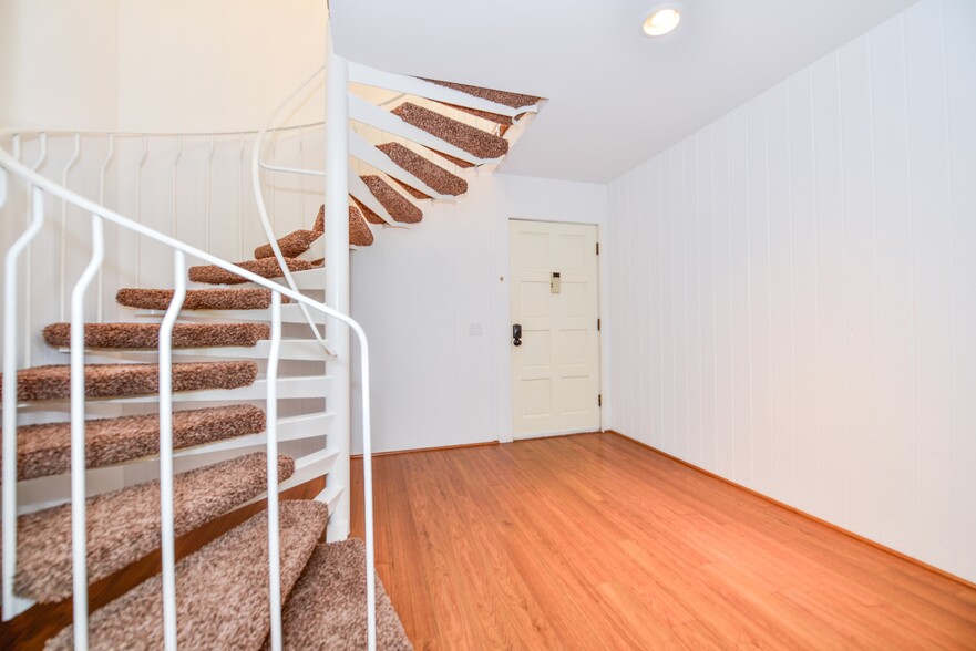 inside entry and stairway - 6456 Cavalleri Rd