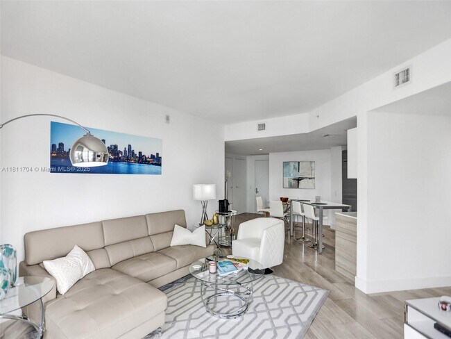 Building Photo - 1300 Brickell Bay Dr