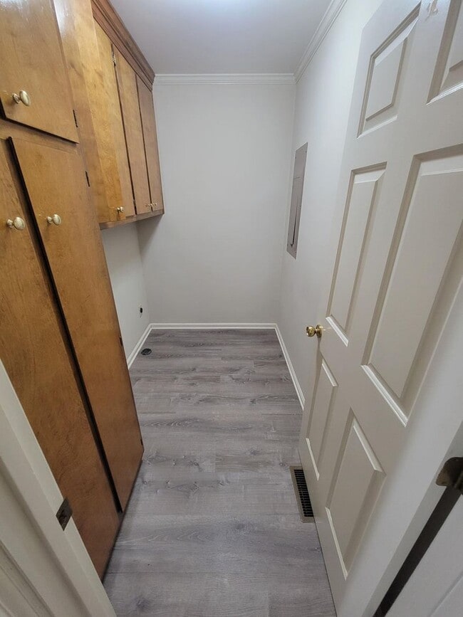 Building Photo - For Rent: Charming 2-Bedroom Brick Home in...