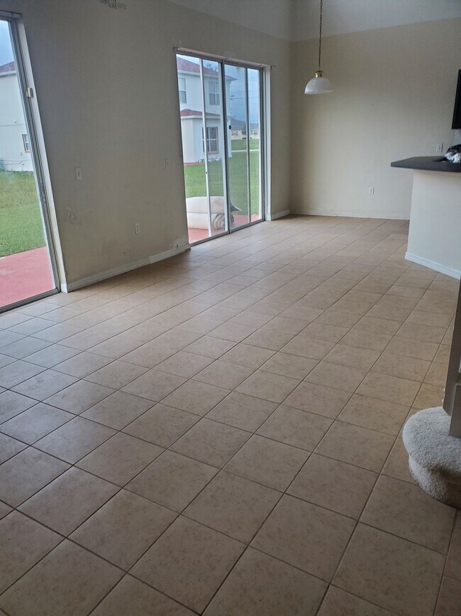 Building Photo - 148 Columbia Dr