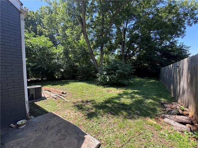 Building Photo - 2450 Lynn Iris Dr