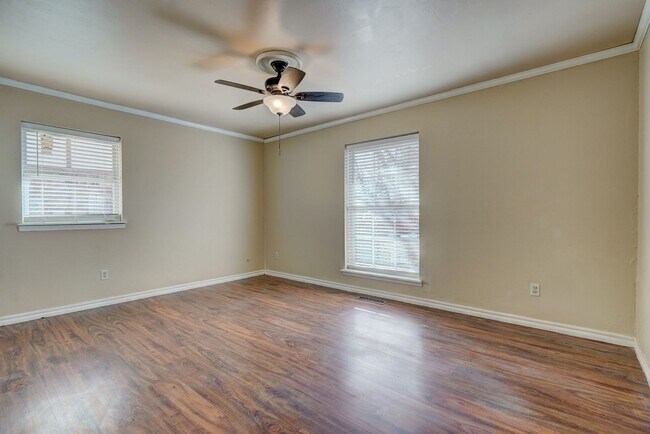 Building Photo - 4 bed 3 bath home!