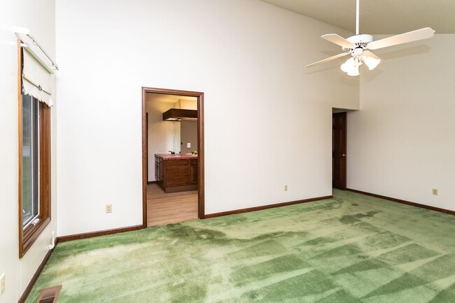 Building Photo - Charming home with Golf Course Views!!!