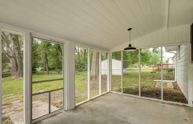 Building Photo - 3 Bedroom PLUS SUNROOM | 2 Bathroom | 2 Ca...