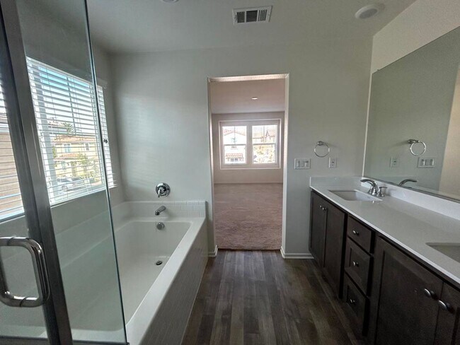 Building Photo - 295 Fuerte Dr