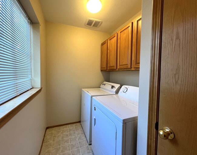Building Photo - Spacious Craftsman Style Home - Pet Friendly!