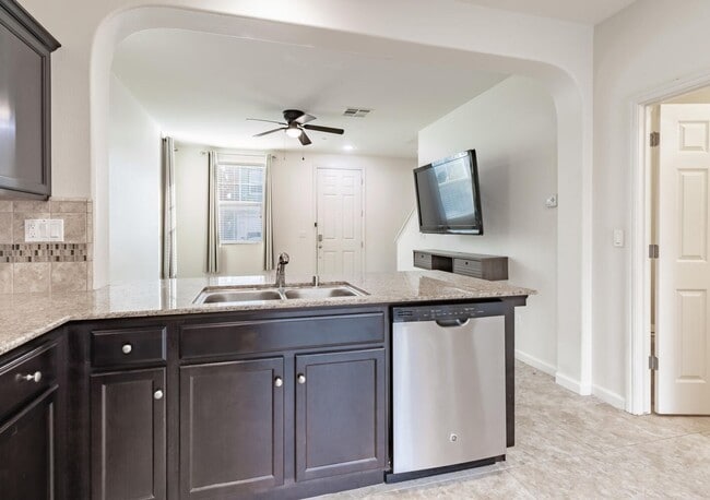 Building Photo - Clovis Loma Vista  3 Bedroom/2.5 Bath Home For Lease