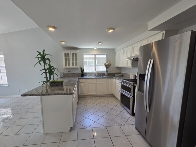 Building Photo - 14232 Matisse Ave