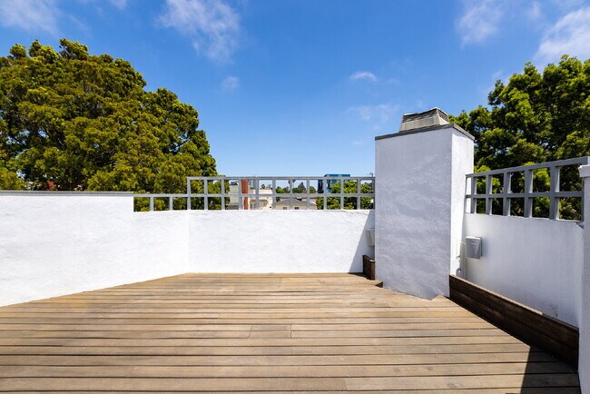 Building Photo - Stylish End-Unit Townhome in Prime Santa Monica | Private Rooftop Deck & Bonus Room