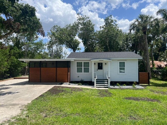 Building Photo - ANNUAL ** $1,600/month ** 3/4 Mile from Su...