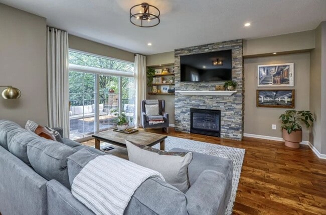 Building Photo - Rare NE Minneapolis Townhome with 2 Stall Garage + Soaking Tub