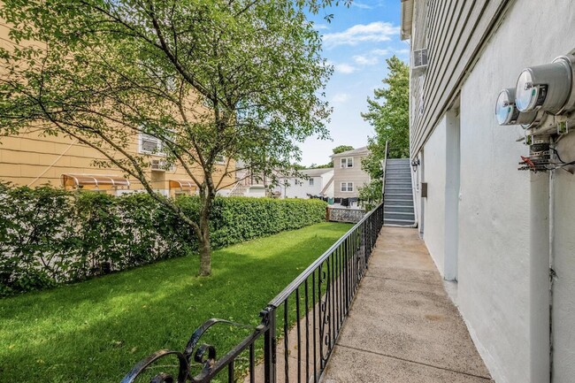 Building Photo - 2 Bryn Mawr Pl