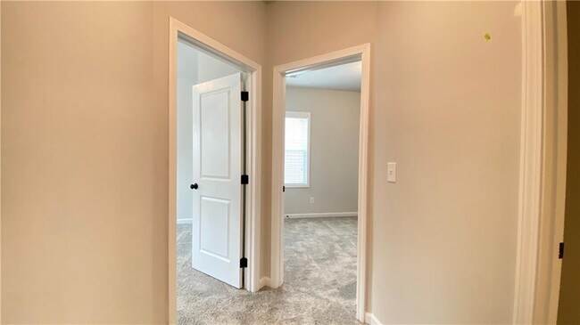 Building Photo - 4591 Silver Oak Dr SW