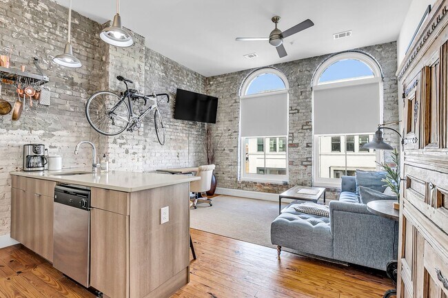 Interior Photo - 219 W Broughton St