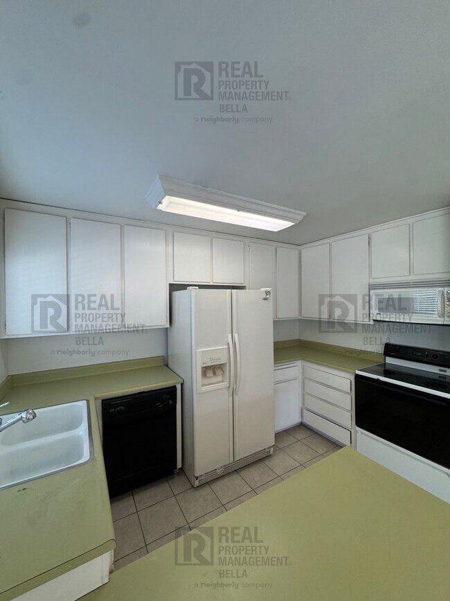 Building Photo - 55+ Community Gem: Open Floor Plan, Large Backyard & Clubhouse Amenities