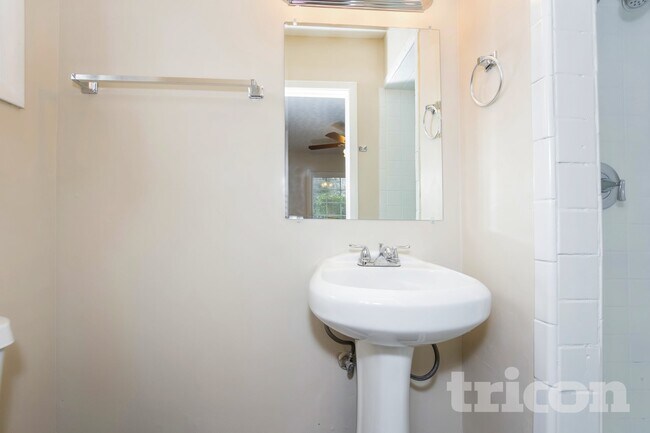 Building Photo - 711 Vickery Dr