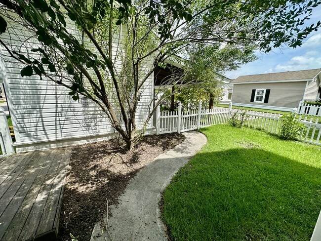 Building Photo - Newly Updated Three Bedroom Home in Westbury Park!