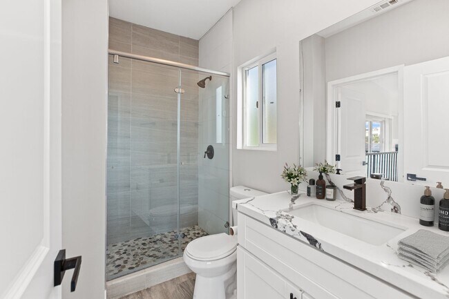 Building Photo - Private balcony + private patio!