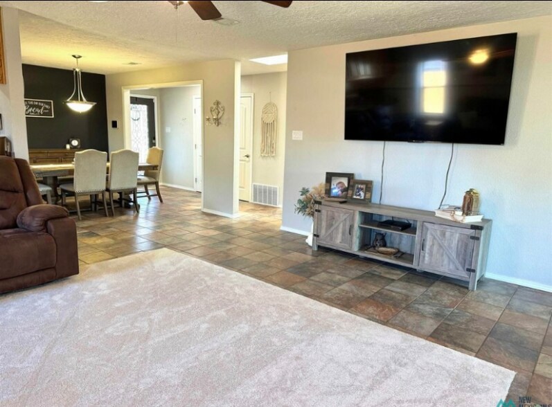 Building Photo - 413 Rosewood Dr